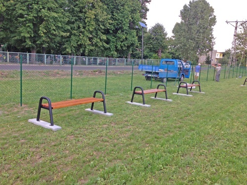 Elbeowskie boisko przy Goździkowej będzie miało ławki